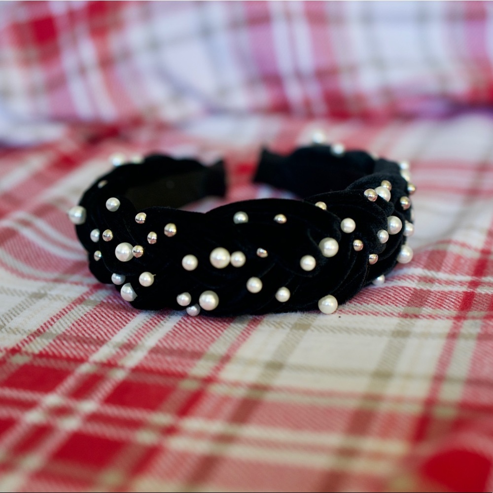 Black velvet headband with pearls.